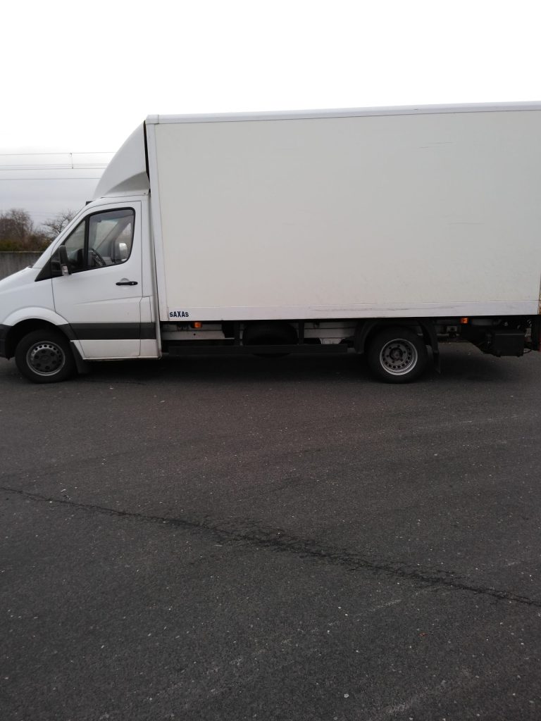 nákladné auto na sťahovanie, biela dodávka